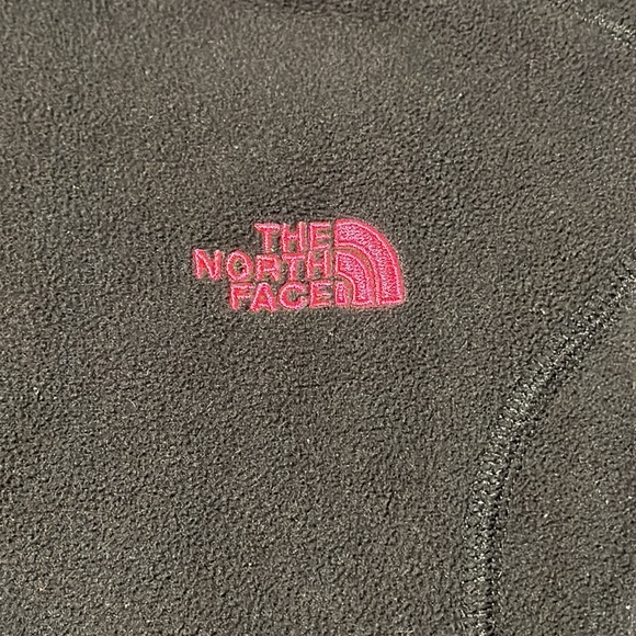 The North Face Black Fleece 1/4 Zip with Breast Cancer Pink Ribbon, EUC, Size M - Picture 4 of 10